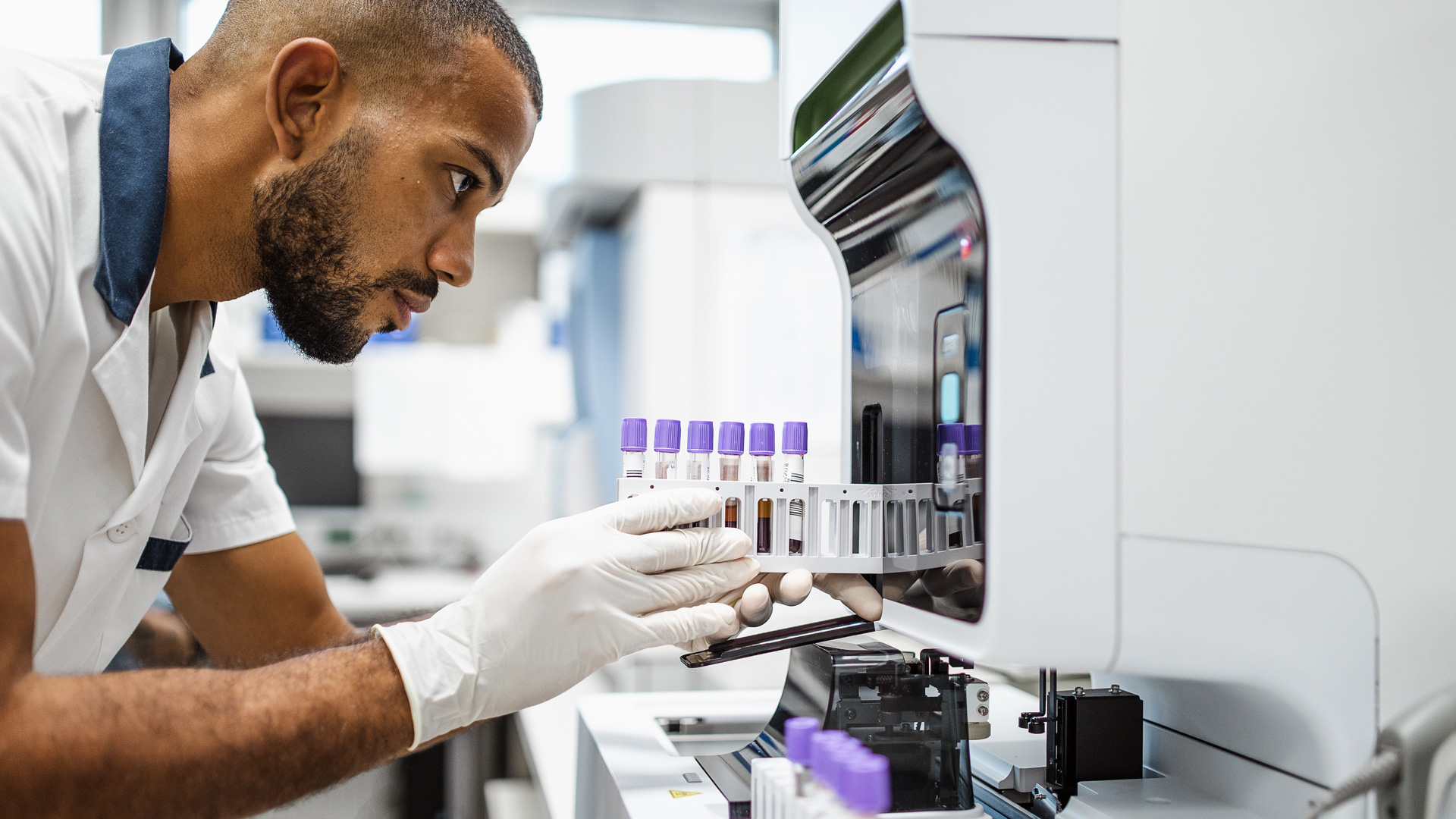 Scientist working in the laboratory - m360 Research - Competitive Intelligence